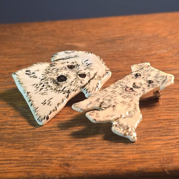 Two ceramic white dog brooches. Bichon Frise? West Highland White? Malti-poo? - Picture 2 of 4